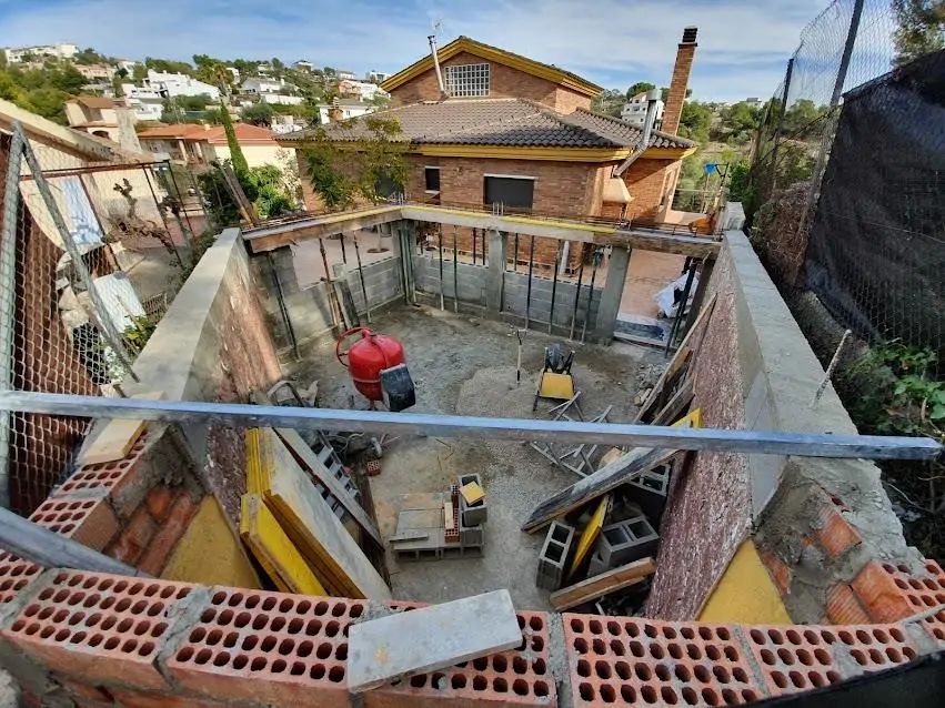 empresa constructora construimos piscinas y casas de obra nueva en badalona