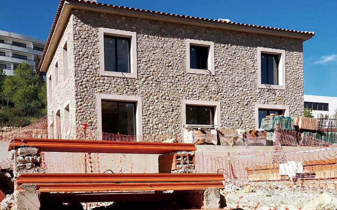 Vivienda de obra nueva en Castelldefels estilo rústico
