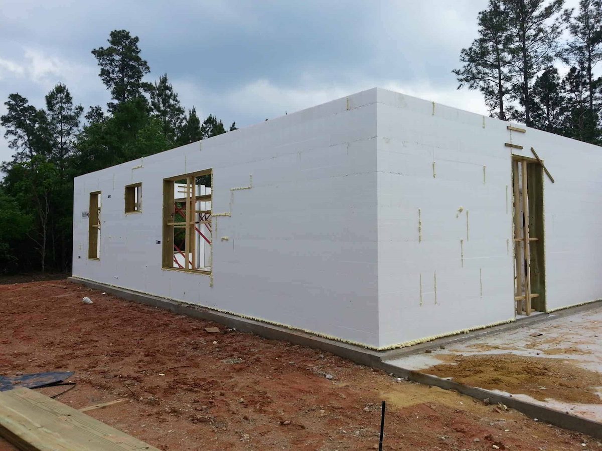 Casa de diseño eficiente en El Garraf construida con tecnología ICF en construcciones bcnf
