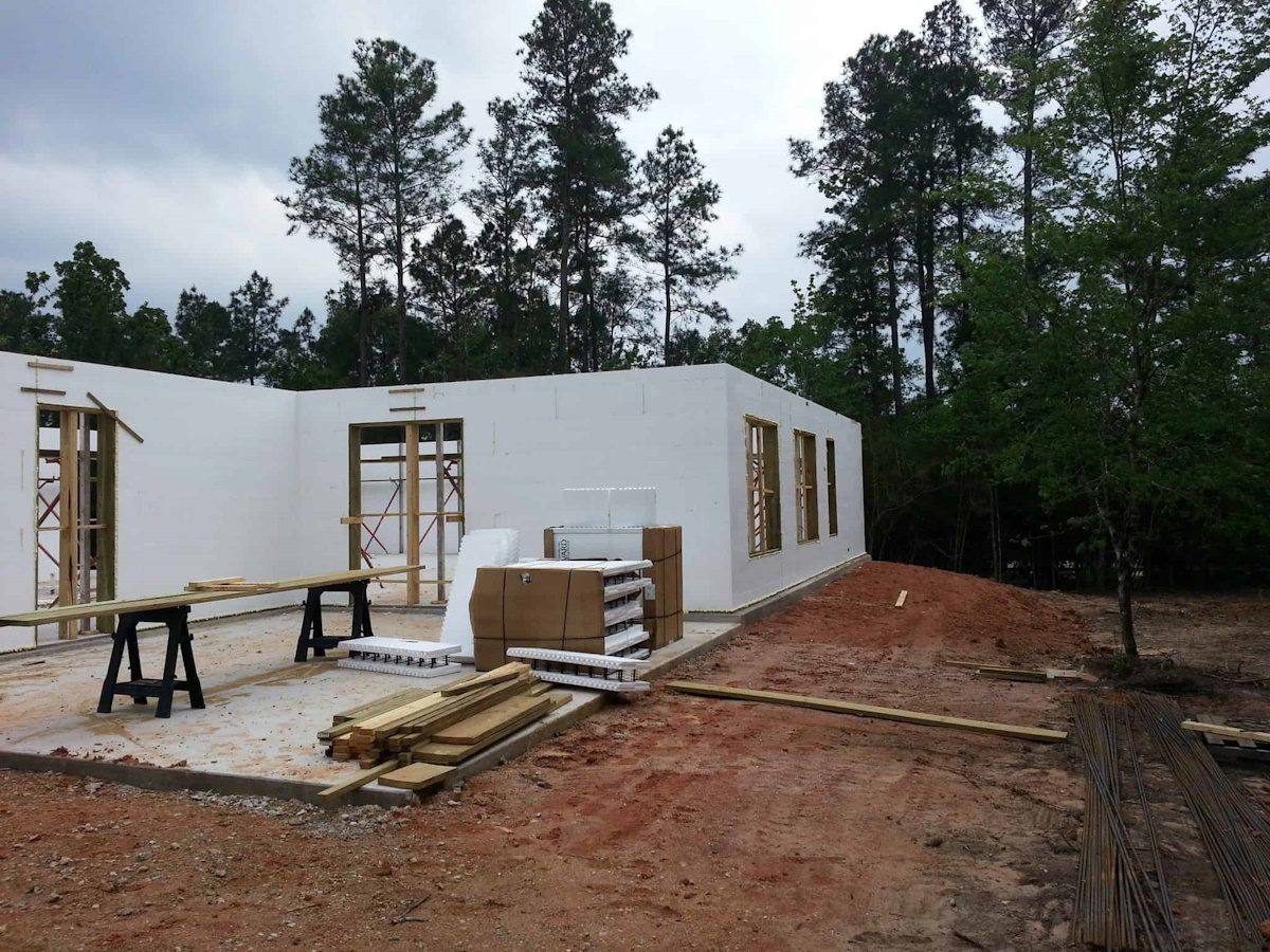 Casa de diseño eficiente en El Garraf construida con tecnología ICF en construcciones bcnf