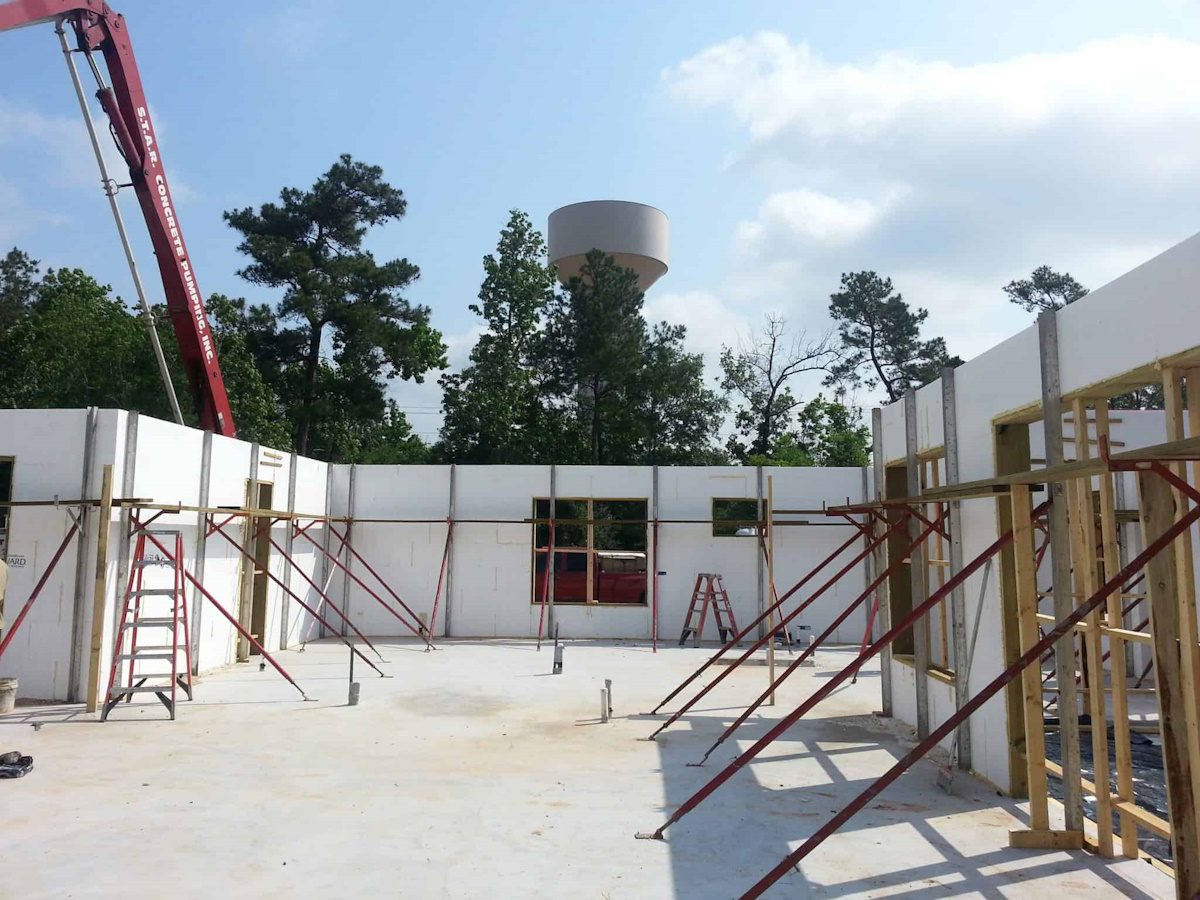 Casa de diseño eficiente en El Garraf construida con tecnología ICF en construcciones bcnf