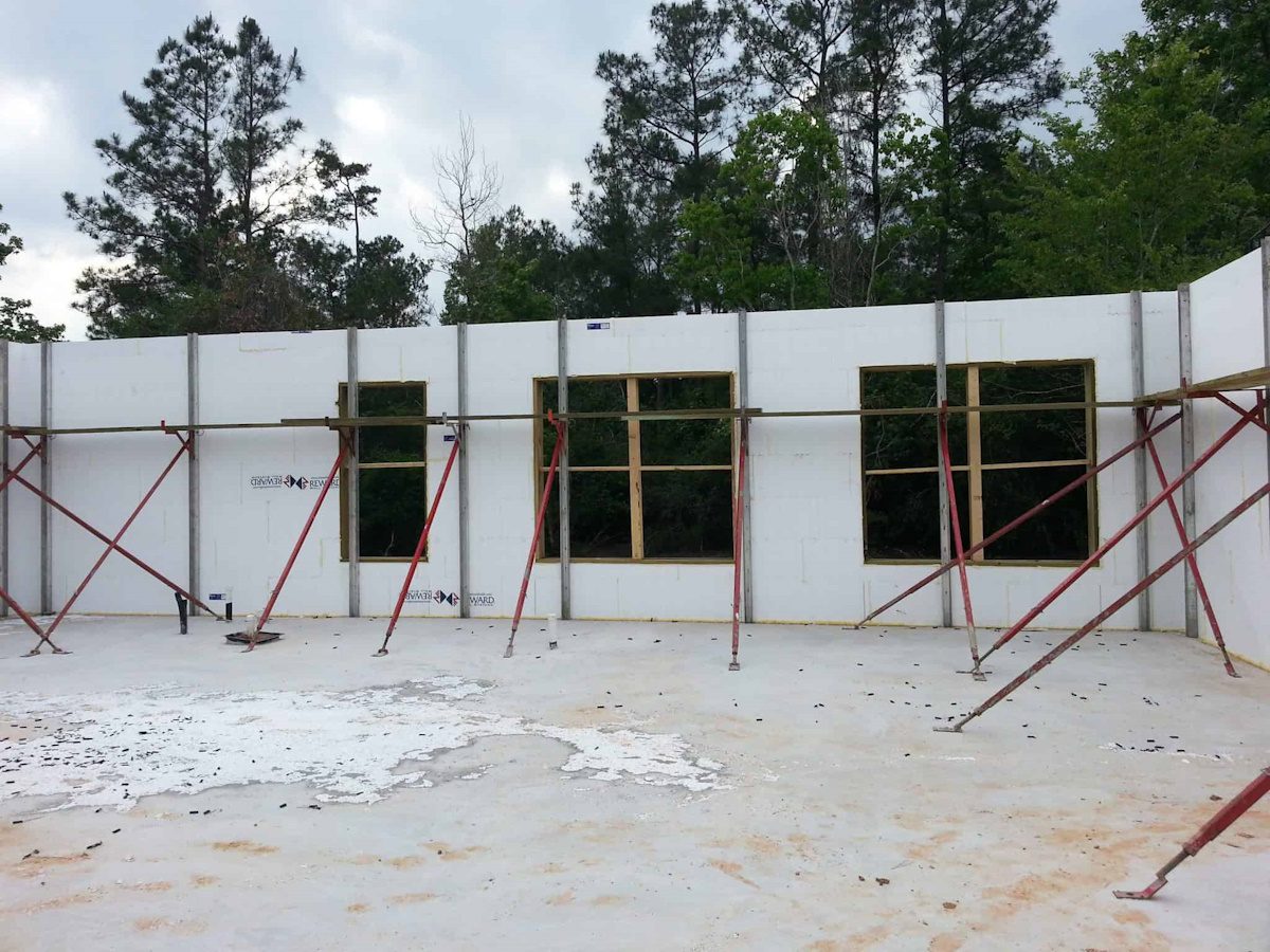 Casa de diseño eficiente en El Garraf construida con tecnología ICF en construcciones bcnf