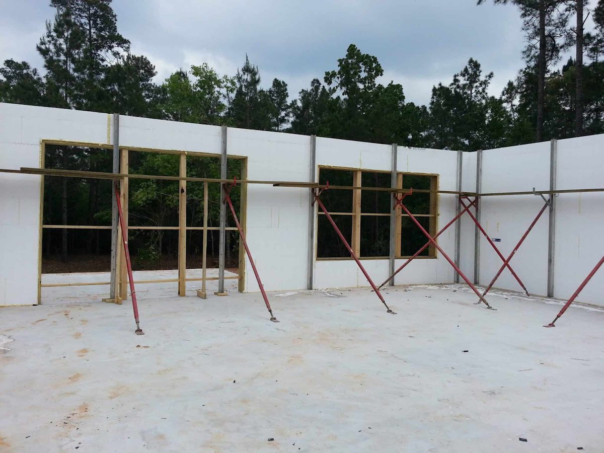 Casa de diseño eficiente en El Garraf construida con tecnología ICF en construcciones bcnf