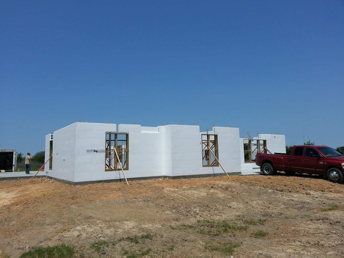 envolvente exterior de vivienda unifamiliar en el garraf con sistema icf en construcciones bcnf