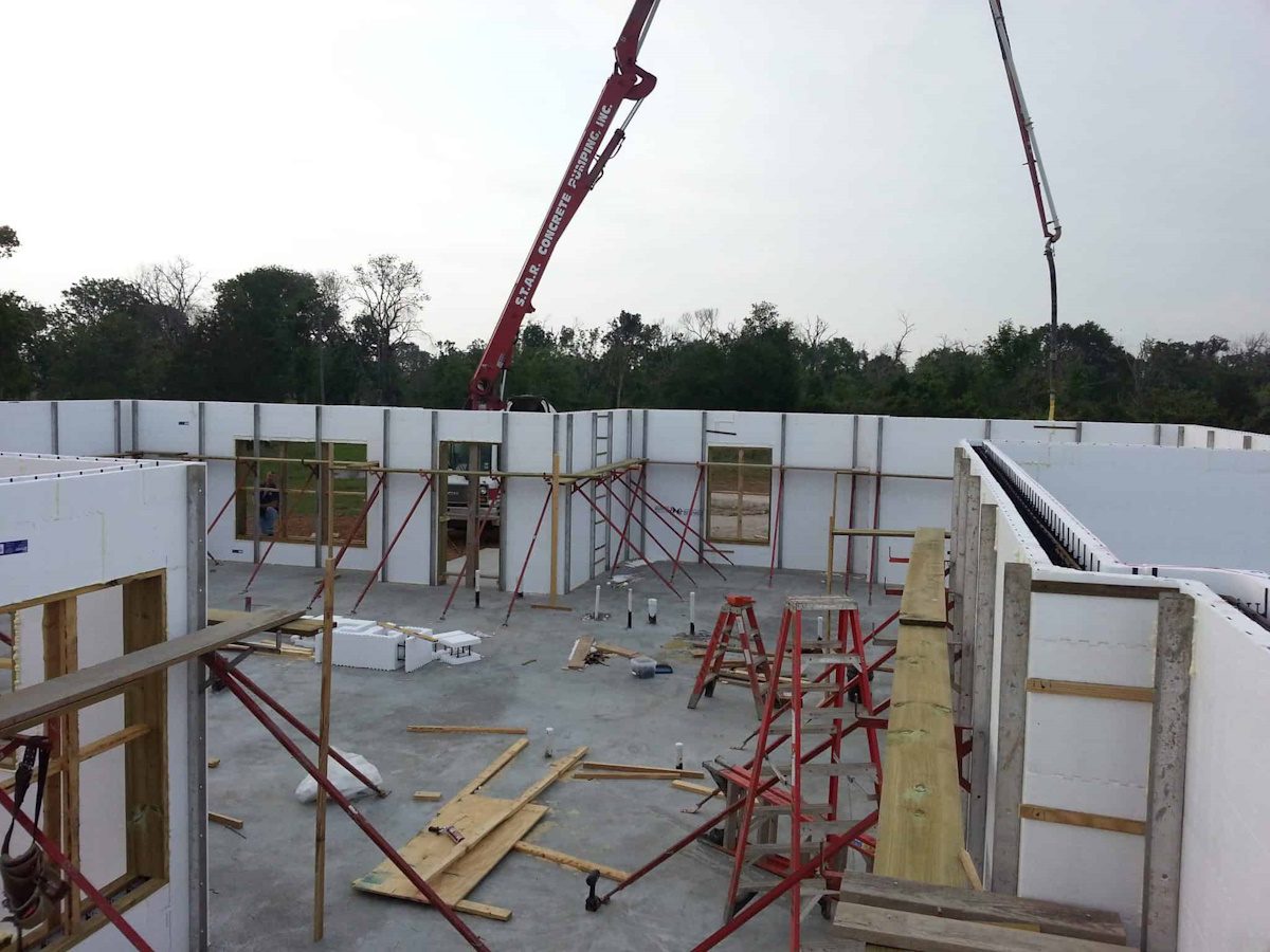 envolvente exterior de vivienda unifamiliar en el garraf con sistema icf en construcciones bcnf