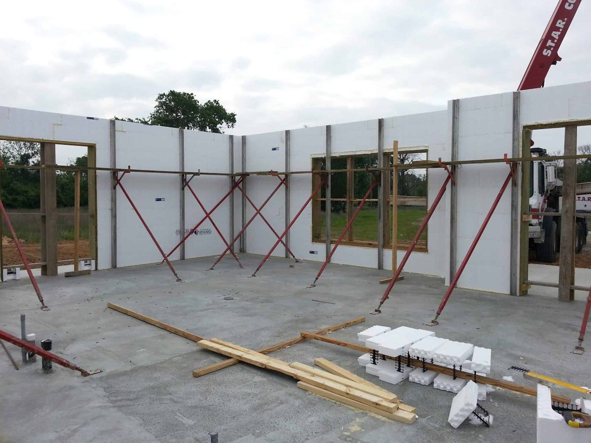 envolvente exterior de vivienda unifamiliar en el garraf con sistema icf en construcciones bcnf