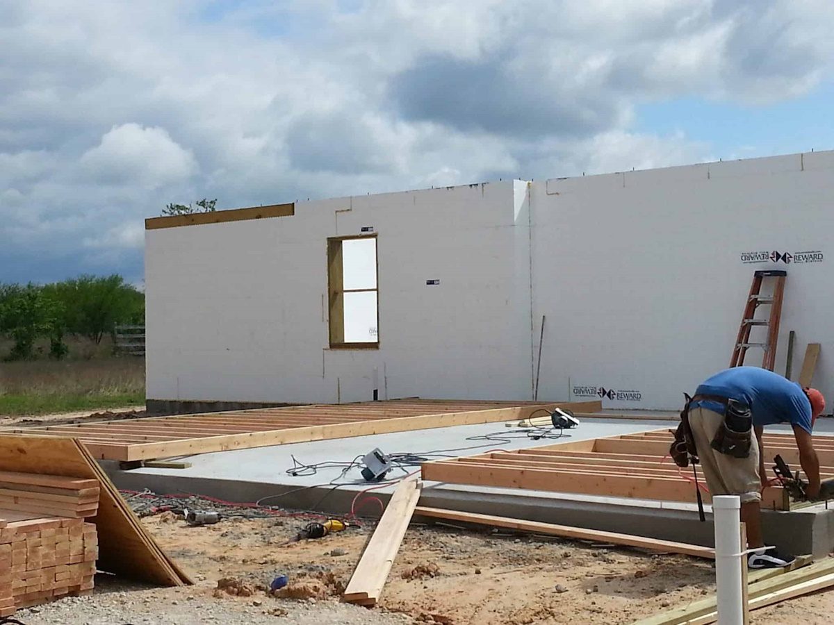 envolvente exterior de vivienda unifamiliar en el garraf con sistema icf en construcciones bcnf