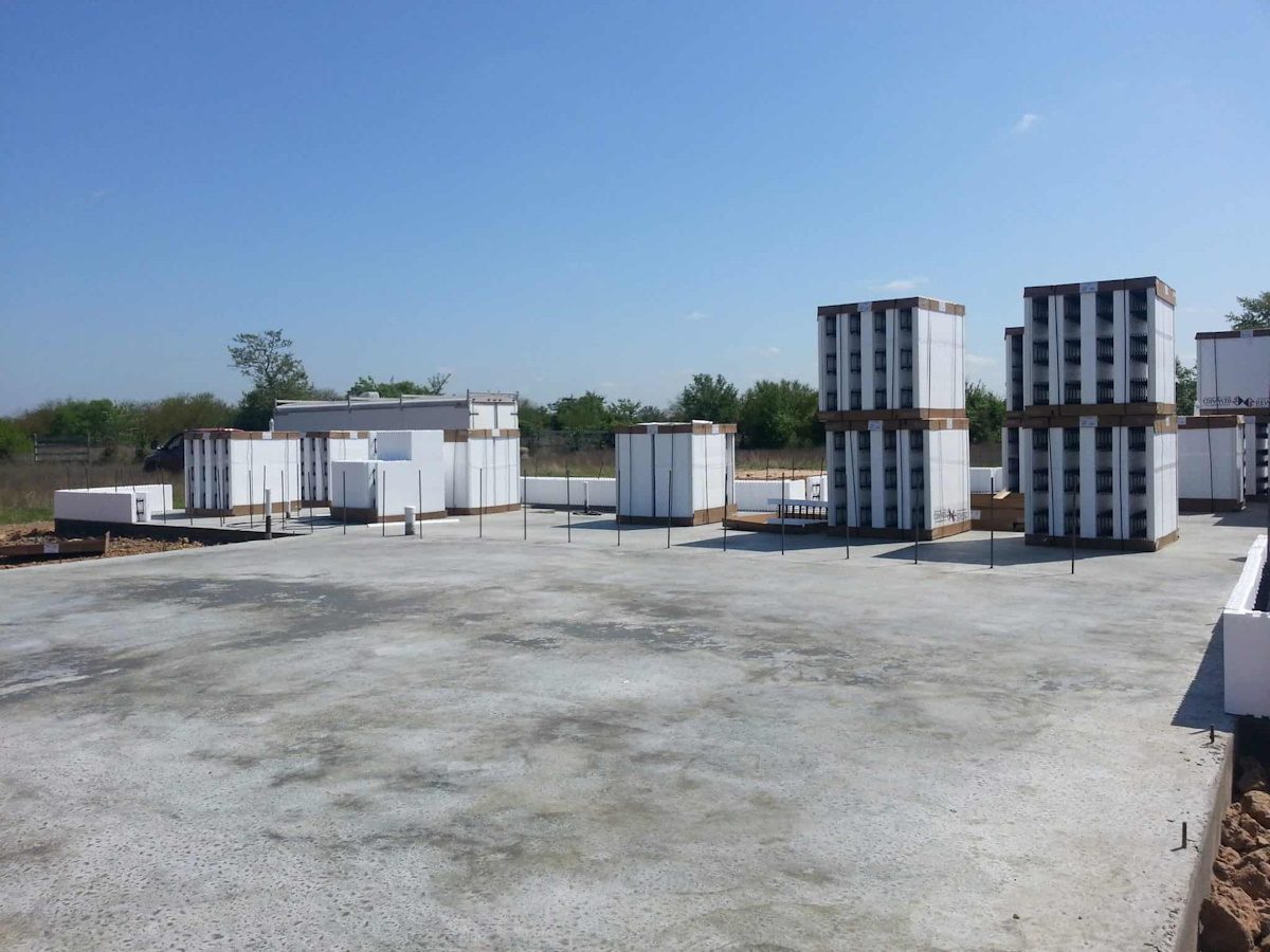 envolvente exterior de vivienda unifamiliar en el garraf con sistema icf en construcciones bcnf