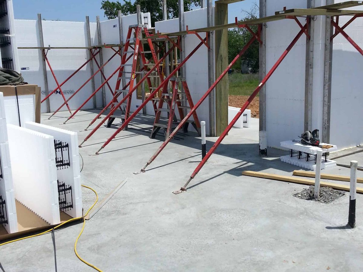 envolvente exterior de vivienda unifamiliar en el garraf con sistema icf en construcciones bcnf