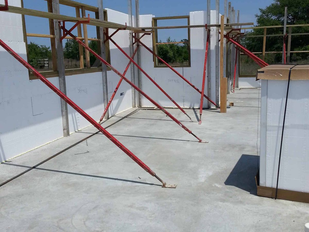 envolvente exterior de vivienda unifamiliar en el garraf con sistema icf en construcciones bcnf