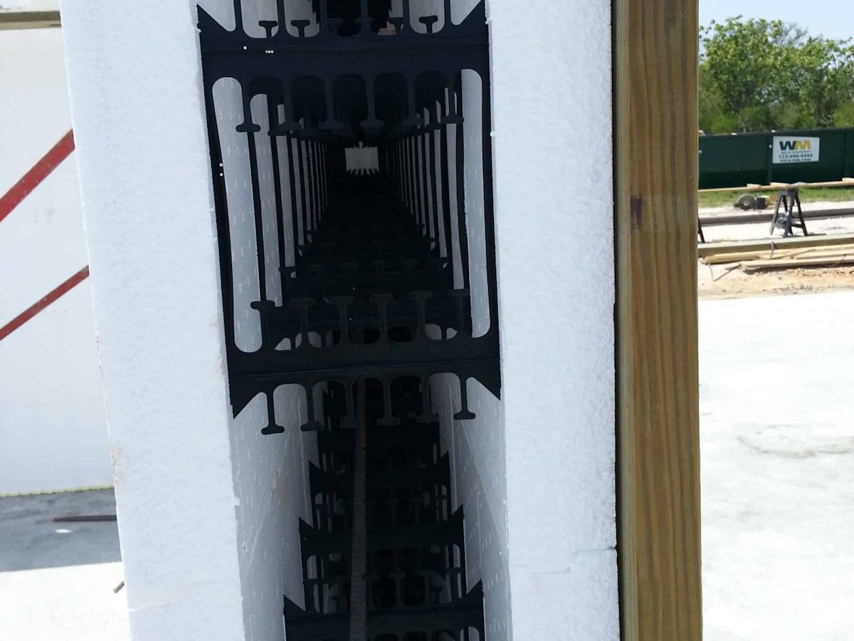 envolvente exterior de vivienda unifamiliar en el garraf con sistema icf en construcciones bcnf