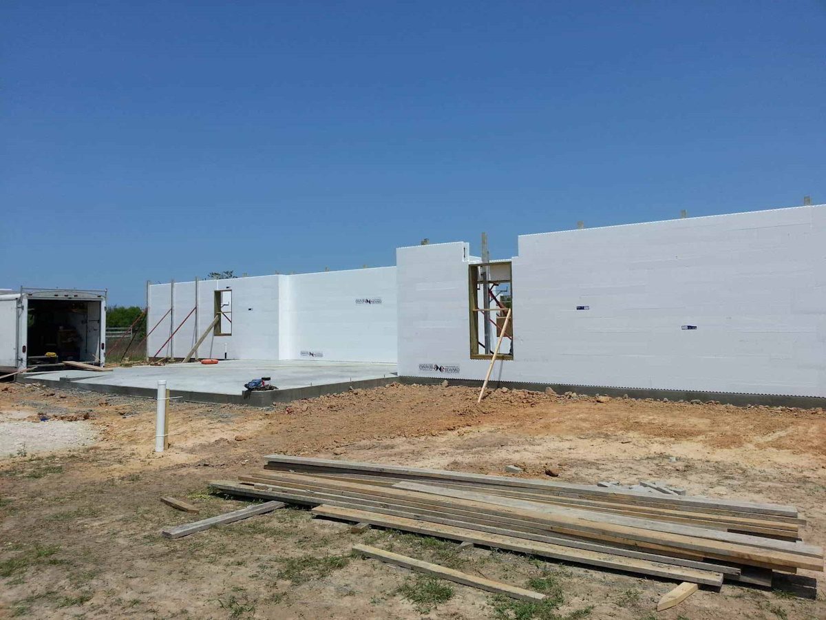envolvente exterior de vivienda unifamiliar en el garraf con sistema icf en construcciones bcnf