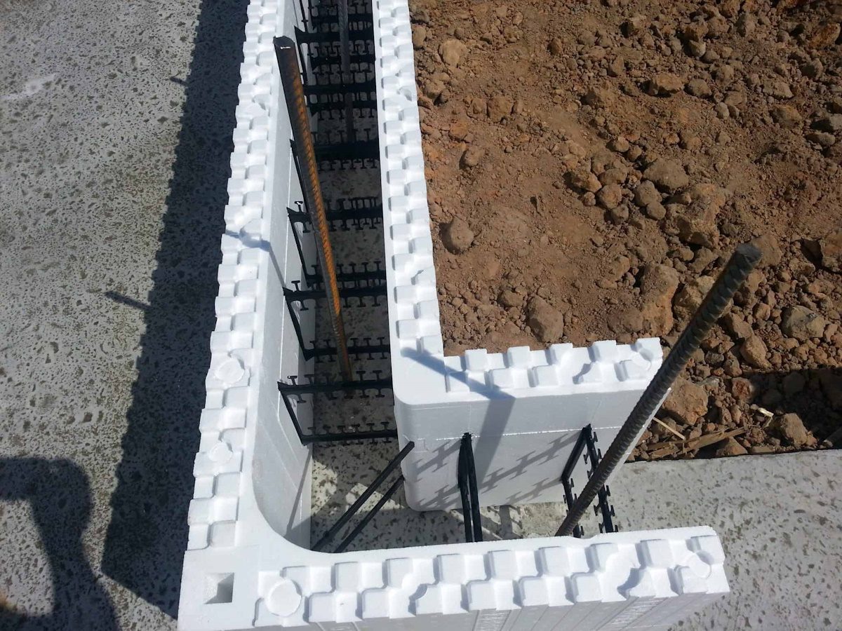 envolvente exterior de vivienda unifamiliar en el garraf con sistema icf en construcciones bcnf