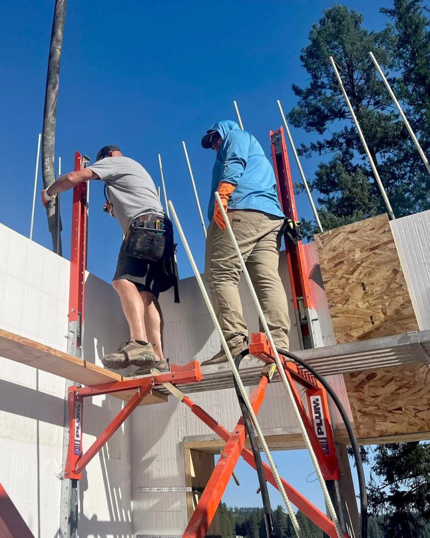 2 personas haciendo una construcción con el Sistema ICF en el Garraf